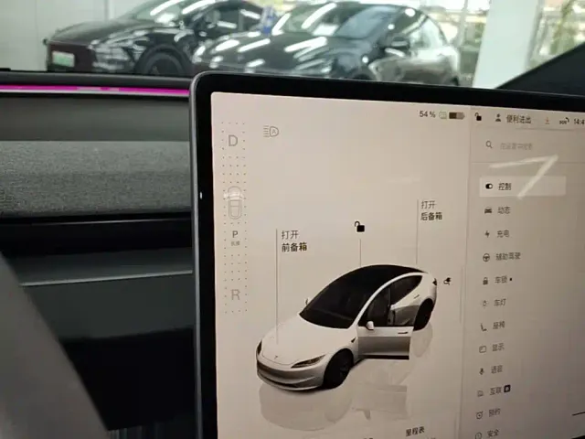 Tesla Model 3 — Фото автомобиля 13