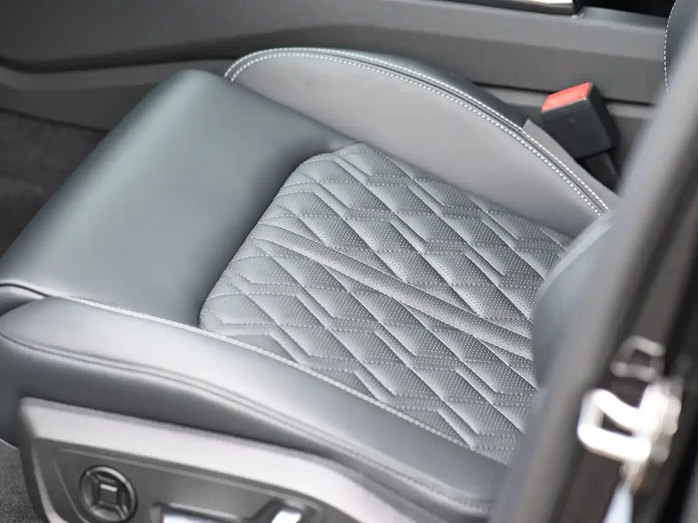 Audi Audi A6L 2025 45 TFSI quattro Premium Sport — Фото автомобиля 13