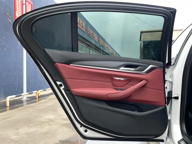 BMW 5 Series — Фото автомобиля 11