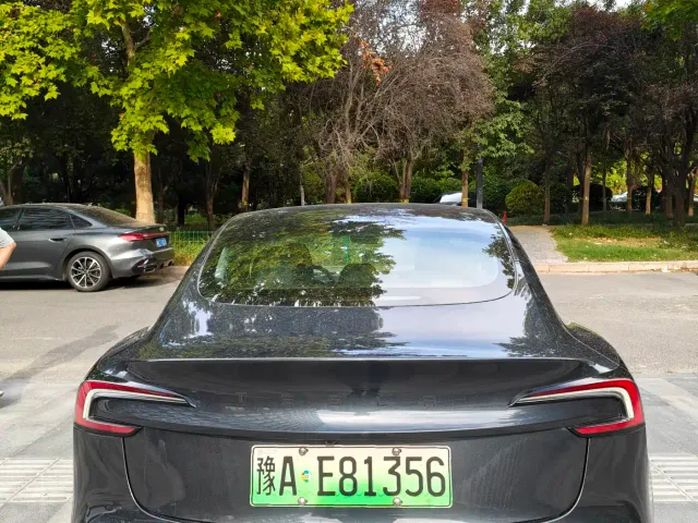Tesla Model 3 — Фото автомобиля 9
