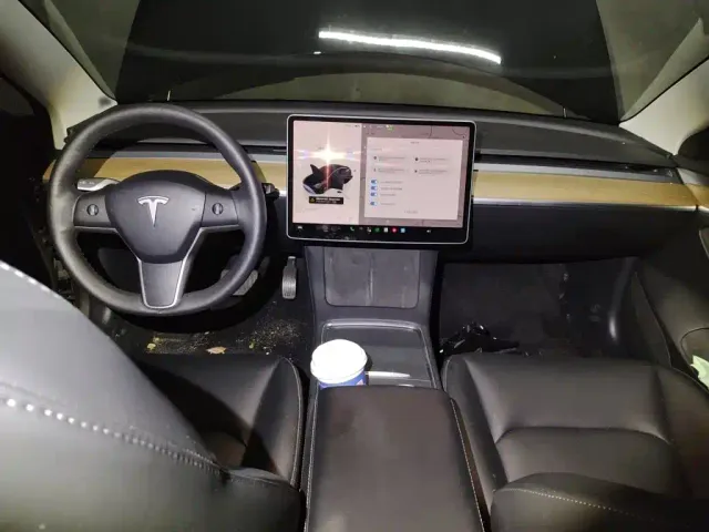 Tesla Model 3 — Фото автомобиля 12