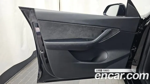 Tesla Model Y — Фото автомобиля 14