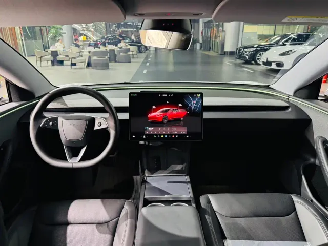 Tesla Model 3 — Фото автомобиля 5