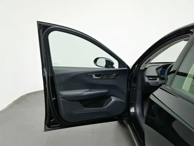 Hongqi E-QM5 — Фото автомобиля 8