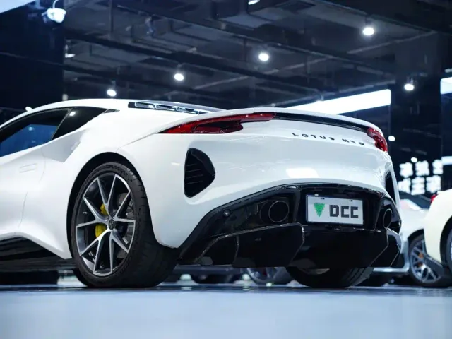 Lotus Emira — Фото автомобиля 6