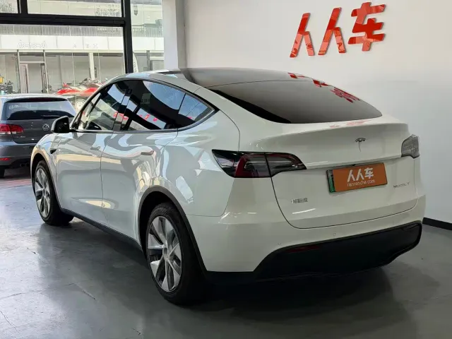 Tesla Model Y — Фото автомобиля 18