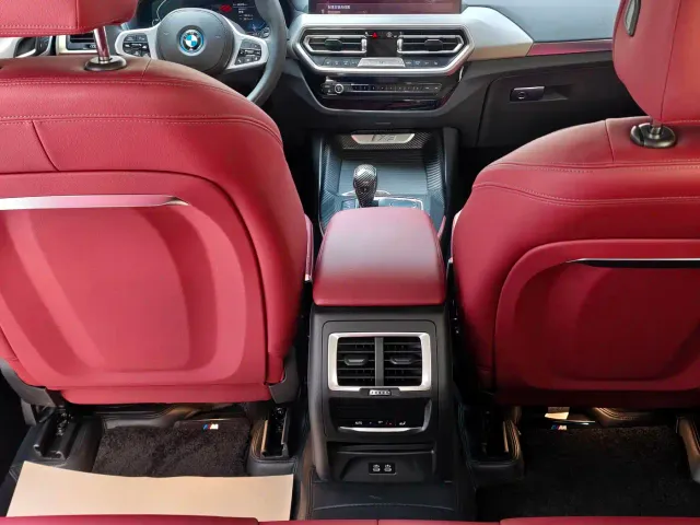 BMW iX3 — Фото автомобиля 13