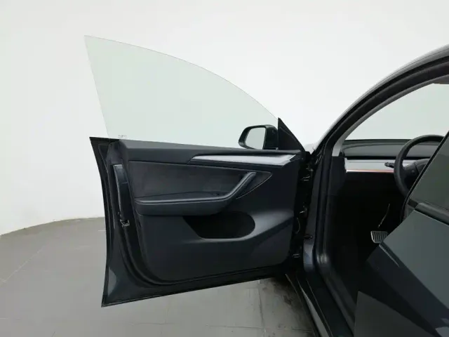 Tesla Model Y — Фото автомобиля 8