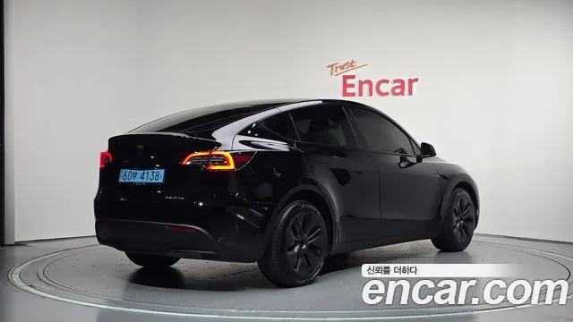 Tesla Model Y — Фото автомобиля 2