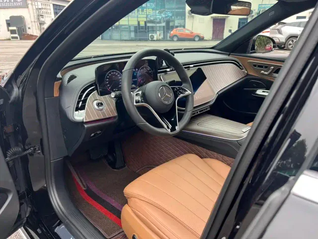 Mercedes-Benz E-Class — Фото автомобиля 4