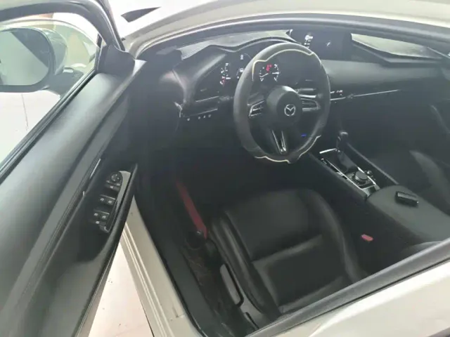 Mazda Axela — Фото автомобиля 15