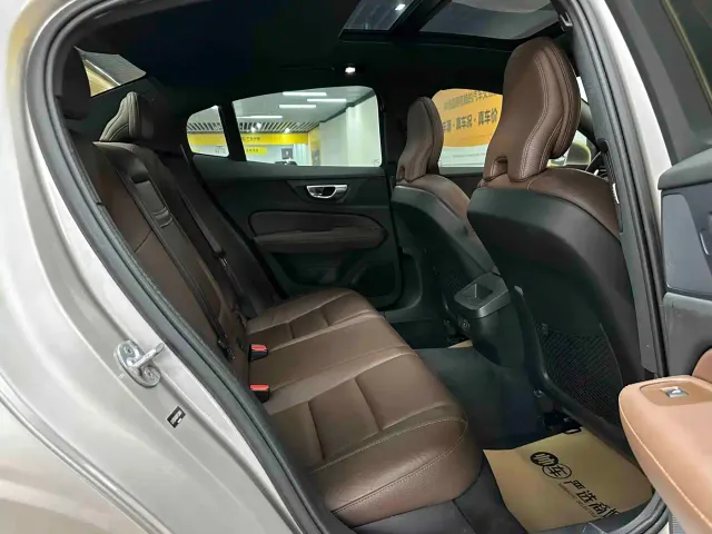 Volvo S60 — Фото автомобиля 11