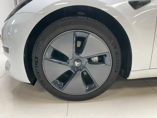 Tesla Model 3 — Фото автомобиля 20