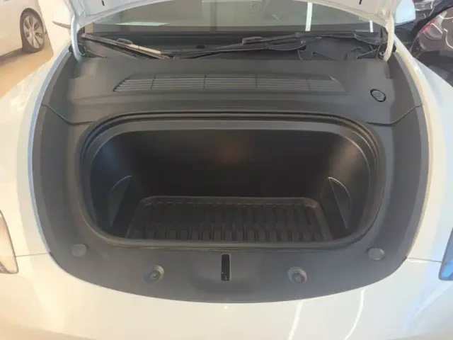 Tesla Model Y — Фото автомобиля 19