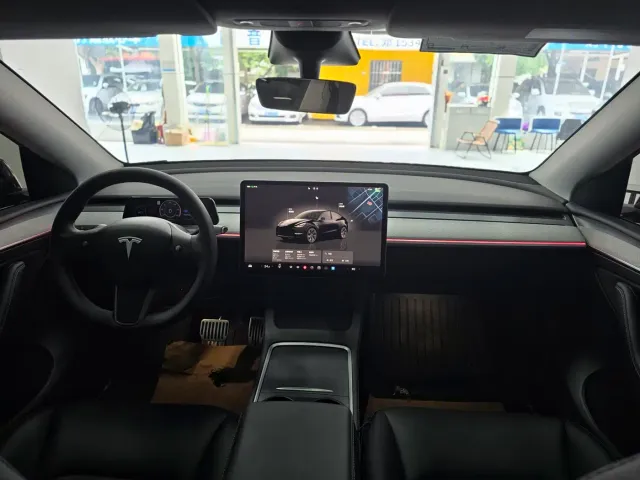 Tesla Model Y — Фото автомобиля 8