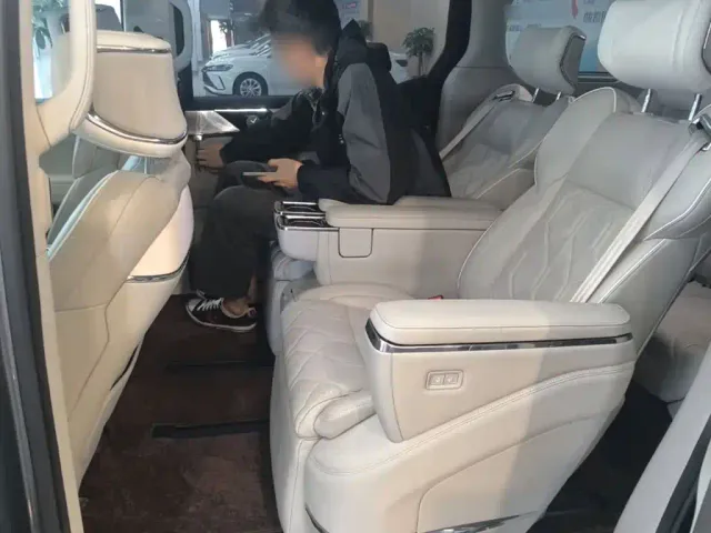 Volvo EM90 — Фото автомобиля 16