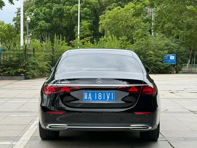 Mercedes-Benz E-Class — Фото автомобиля 3