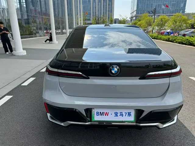 BMW i7 — Фото автомобиля 8