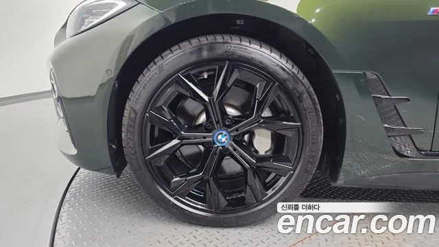 BMW i4 — Фото автомобиля 5