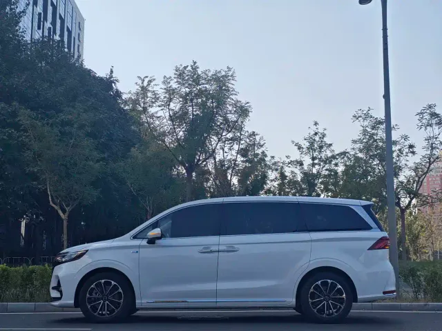Roewe iMAX8 — Фото автомобиля 7