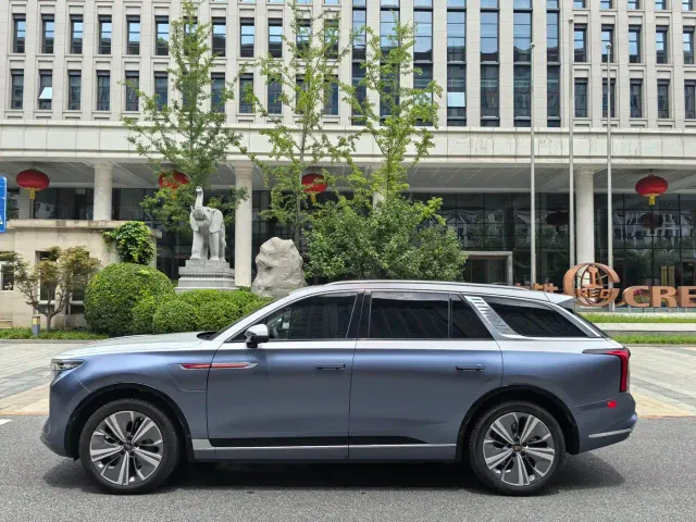 Hongqi E-HS9 — Фото автомобиля 7