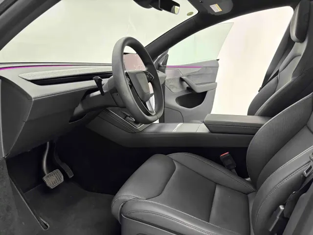 Tesla Model Y L — Фото автомобиля 7
