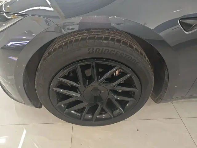 Tesla Model 3 — Фото автомобиля 22