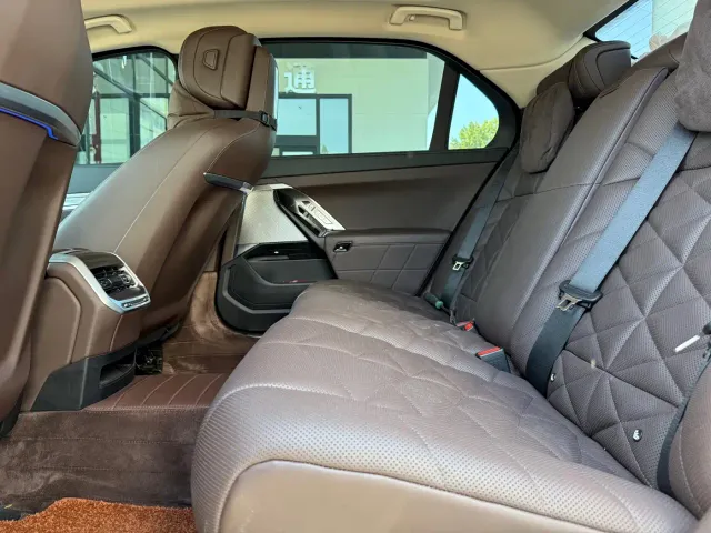 BMW 7 Series — Фото автомобиля 9