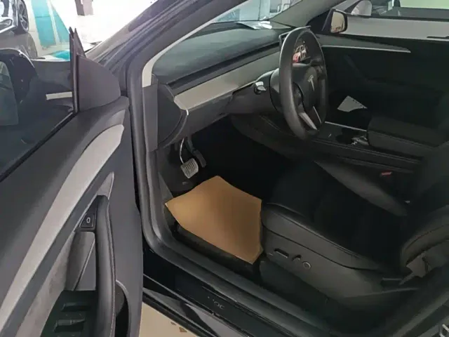 Tesla Model Y — Фото автомобиля 15