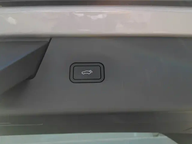 Volvo XC70 Plug-in Hybrid — Фото автомобиля 19