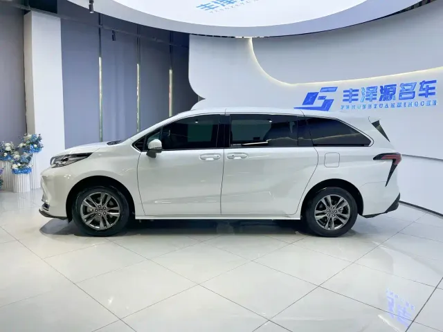 Toyota Sienna — Фото автомобиля 3