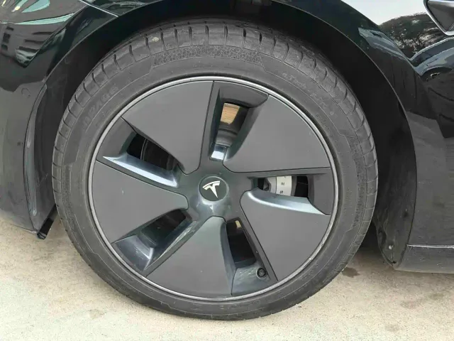 Tesla Model 3 — Фото автомобиля 11