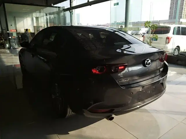 Mazda Axela — Фото автомобиля 4