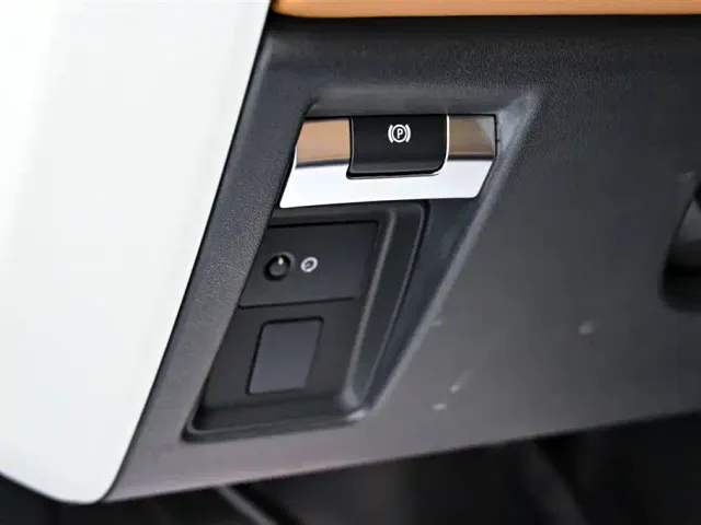Land Rover Defender — Фото автомобиля 25
