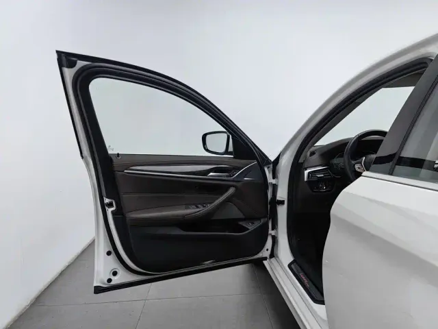 BMW 5 Series — Фото автомобиля 8