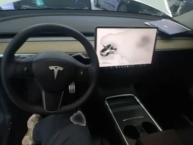 Tesla Model Y — Фото автомобиля 9