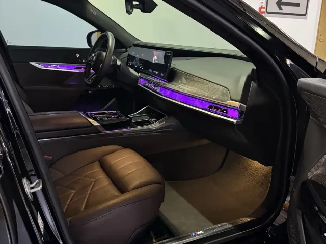 BMW BMW i7 2023 eDrive50L Premium Luxury Package — Фото автомобиля 4