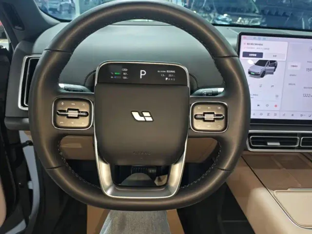 Li Auto L8 — Фото автомобиля 10