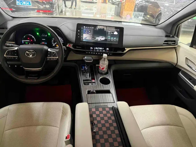 Toyota Sienna — Фото автомобиля 7