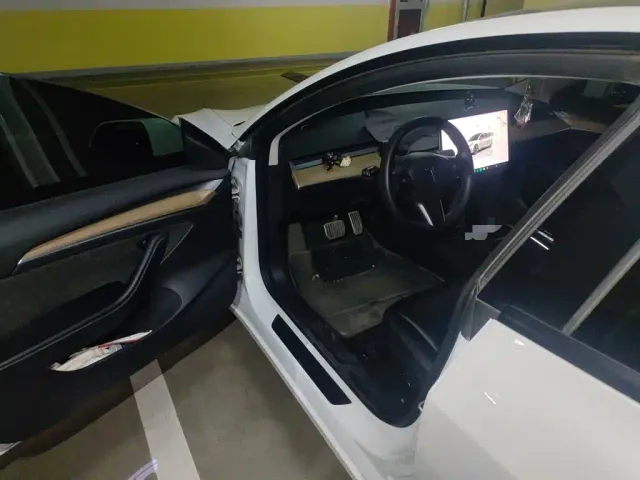 Tesla Model 3 — Фото автомобиля 12