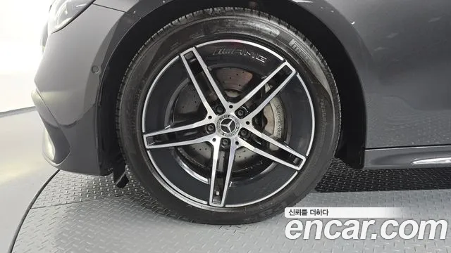 Mercedes-Benz E-Class — Фото автомобиля 2