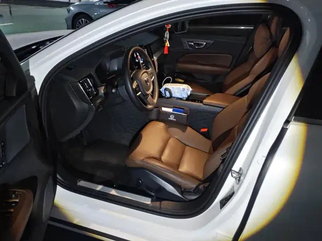 Volvo S60 — Фото автомобиля 9