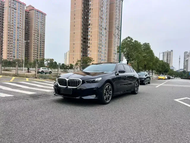 Фотография автомобиля — BMW 5 Series