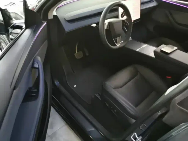 Tesla Model Y — Фото автомобиля 15