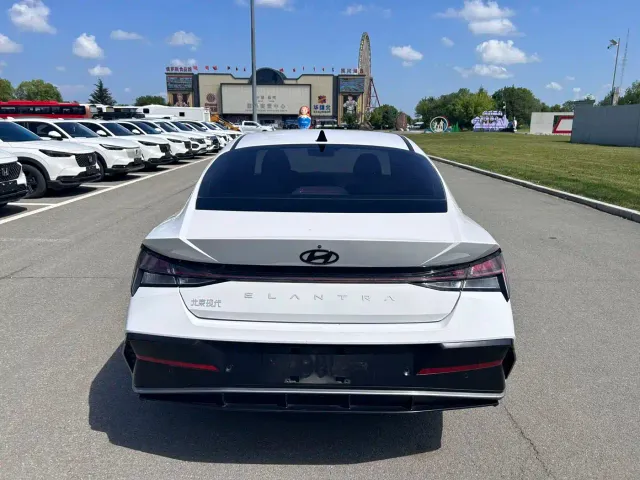 Hyundai Elantra — Фото автомобиля 12