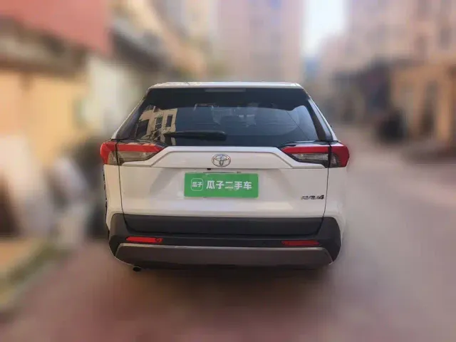 Toyota RAV4 — Фото автомобиля 3