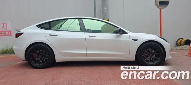 Tesla Model 3 — Фото автомобиля 4