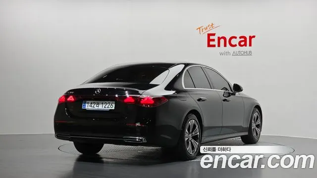 Mercedes-Benz E-Class — Фото автомобиля 2