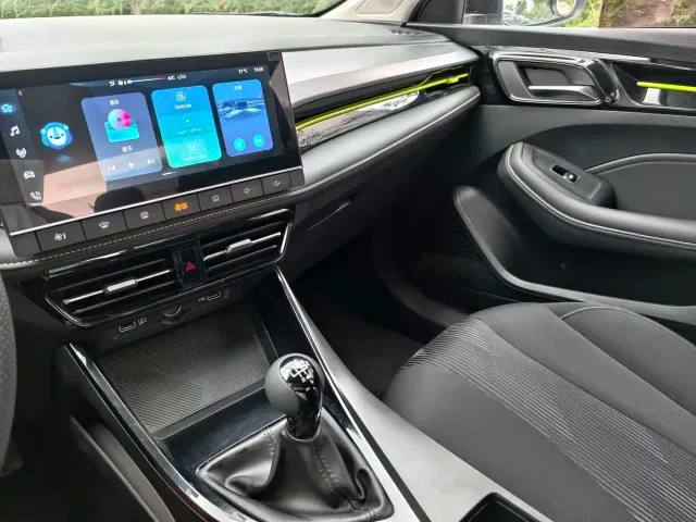 Roewe i5 — Фото автомобиля 13