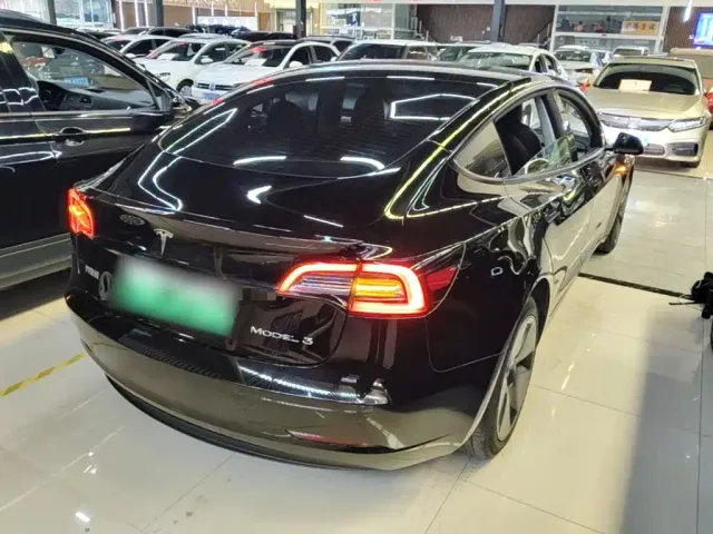 Tesla Model 3 — Фото автомобиля 6